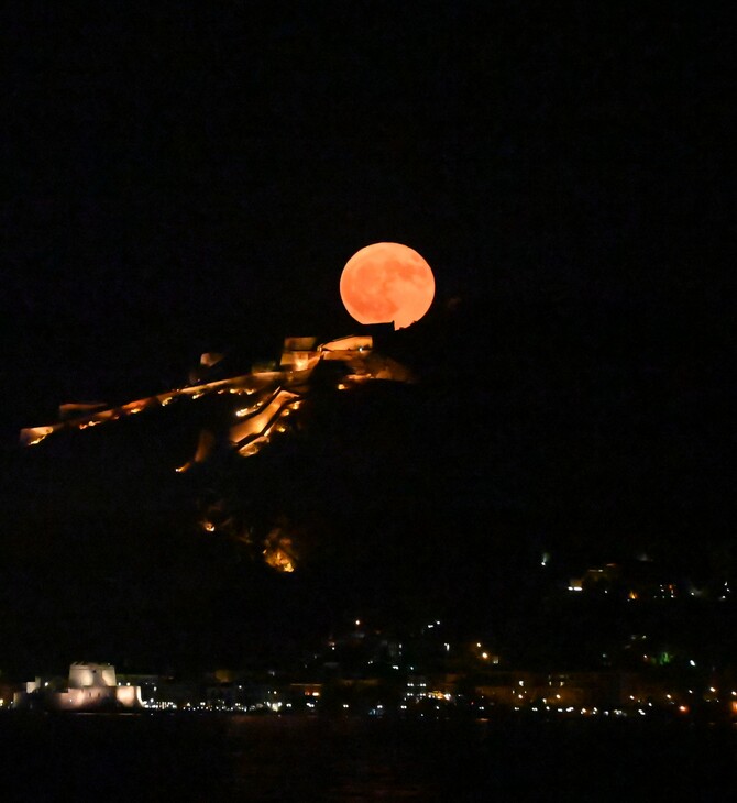 Πανσέληνος: Εντυπωσιακές εικόνες από το «φεγγάρι του ελαφιού»