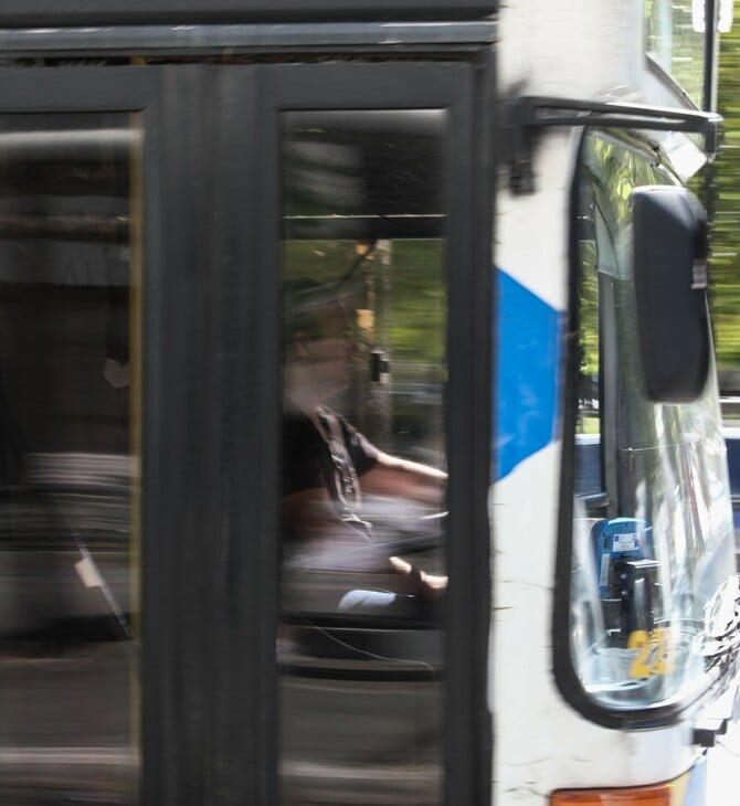 Χαλάνδρι: Χτύπησαν και έκλεψαν 53χρονη μέσα σε λεωφορείο γιατί τους έκανε παρατήρηση για φασαρία