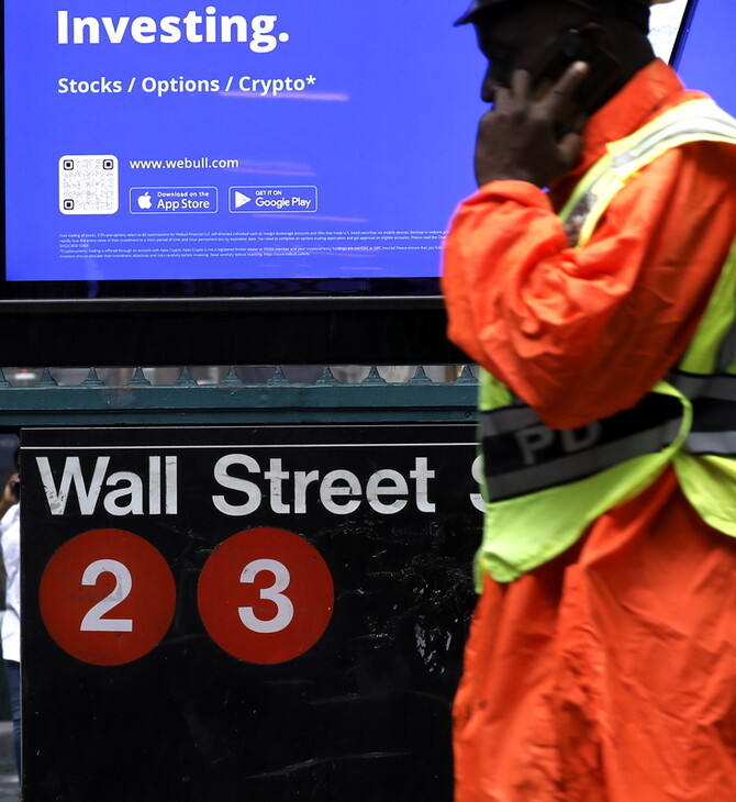 Kαθίζηση στη Wall Street: «Βουτιά» 1.179 μονάδων στον Dow Jones υπό τον φόβο ύφεσης στις ΗΠΑ