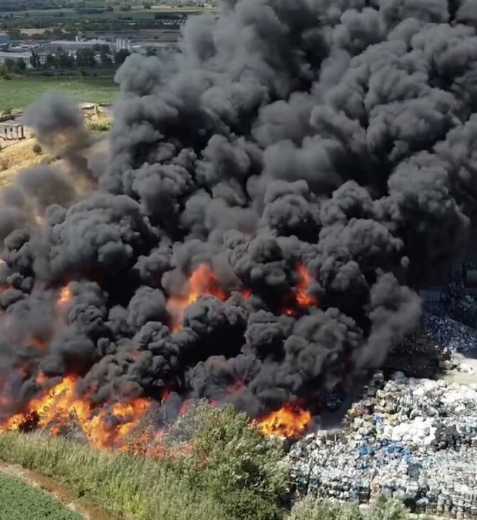 Υπό μερικό έλεγχο η φωτιά σε χώρο αποθήκευσης ανακυκλώσιμων στη Λάρισα