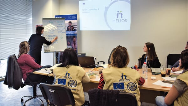 Εδώ και 5 χρόνια, το πρόγραμμα HELIOS στηρίζει την επιτυχή ένταξη προσφύγων στην ελληνική κοινωνία