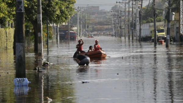 Αγωγός σπάει, δημιουργεί τσουνάμι και πνίγει κοριτσάκι