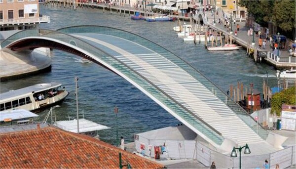 Αποζημίωση 3,8 εκ. ευρώ, για κακοτεχνίες στη γέφυρα που έφτιαξε, ζητούν οι Ιταλοί από τον Καλατράβα
