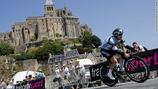 Πέταξαν ούρα σε Βρετανό ποδηλάτη στο Tour de France.