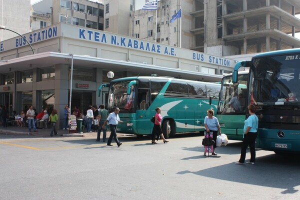 Στις φλόγες λεωφορείο ΚΤΕΛ που κατευθυνόταν στην Καβάλα