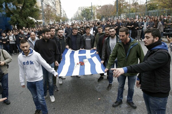 Πορεία της ΠΑΣΠ με την αιματοβαμμένη σημαία του Πολυτεχνείου