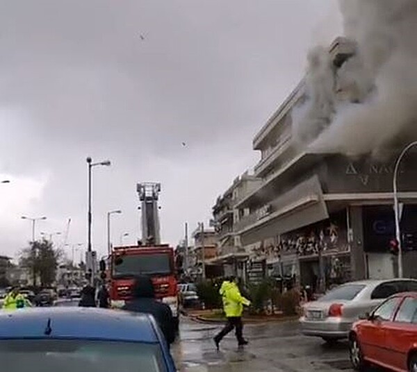 Πυρκαγιά στο κτίριο που στεγάζεται το κατάστημα Δαναός στον Χολαργό - Επί τόπου η πυροσβεστική