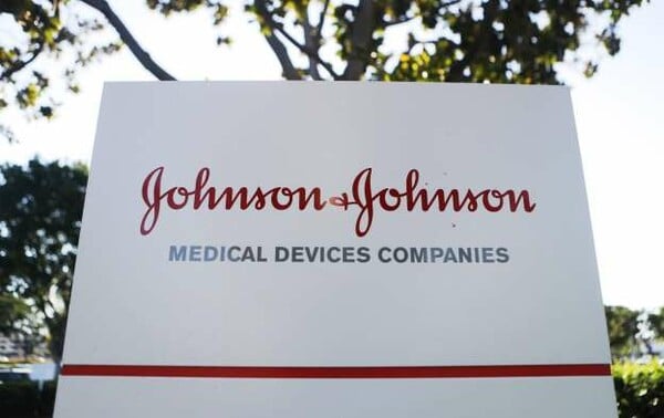 Johnson & Johnson: Αποζημίωση 8 δισ. δολάρια σε άνδρα που ανέπτυξε γυναικομαστία