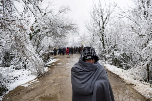 «Παγώνουν στα χιόνια. Δεν είναι ζώα»: Εκατοντάδες πρόσφυγες και μετανάστες εγκλωβισμένοι σε δάσος της Βοσνίας