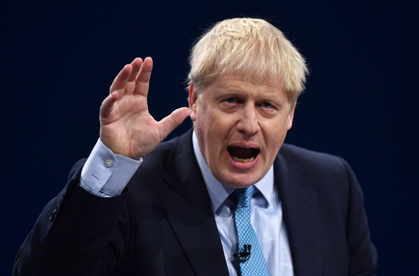 Ο Τζόνσον υπόσχεται να περιορίσει τη μετανάστευση στη Βρετανία αν κερδίσει τις εκλογές
