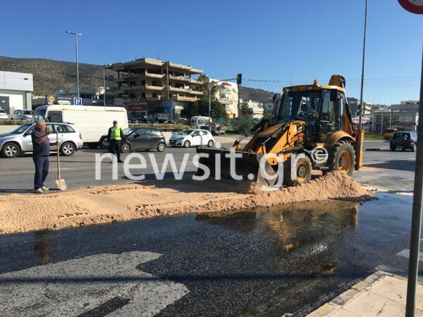 Η λεωφόρος Βουλιαγμένης γέμισε ελαιόλαδο - «Χάος» μετά από ατύχημα με φορτηγό