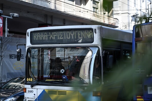 Χριστούγεννα: Τι ώρα κλείνουν τα καταστήματα και πώς θα κινηθούν τα μέσα μεταφοράς