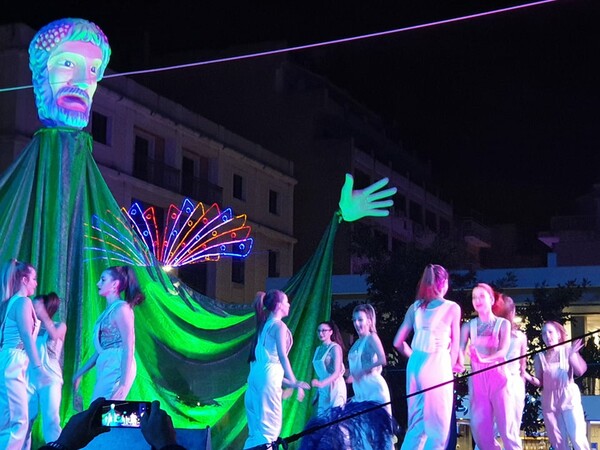 Ξεκίνησε το πατρινό καρναβάλι -Με πυροτεχνήματα, χορό και 3D mapping