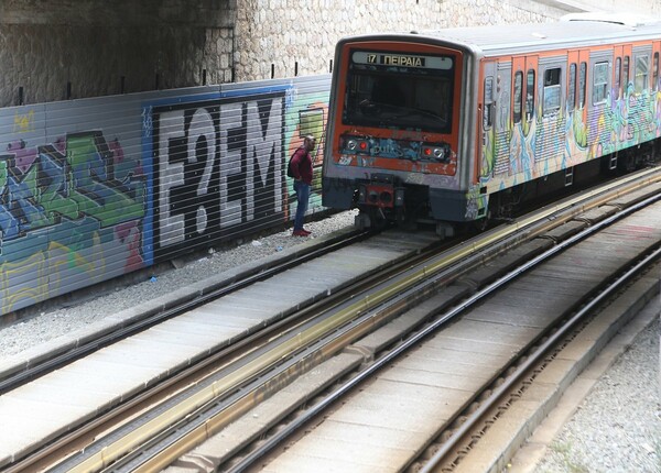 Νεκρή ανασύρθηκε η γυναίκα που έπεσε στις γραμμές του ΗΣΑΠ στα Κάτω Πατήσια