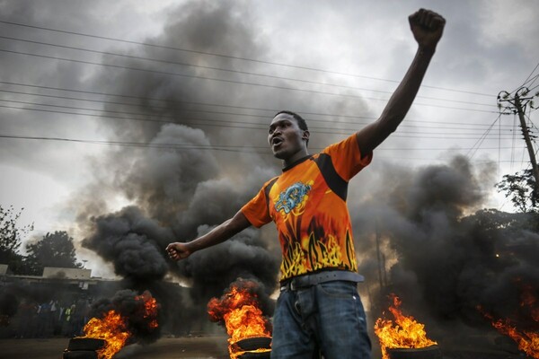 Πυροβολισμοί, δακρυγόνα και οδοφράγματα στην Κένυα κατά τον επαναληπτικό γύρο εκλογών