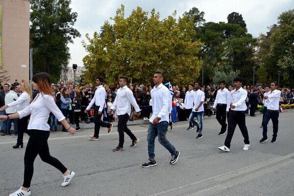 Τα 11 ασυνόδευτα παιδιά πρόσφυγες που έκαναν παρέλαση στη Μυτιλήνη