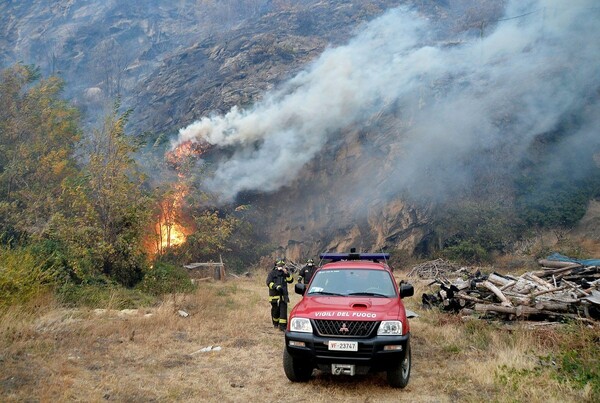Ιταλία: Δασικές πυρκαγιές «σαρώνουν» το βορειοδυτικό τμήμα της χώρας