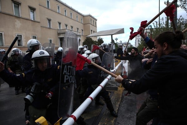 Ένταση και χημικά στην πορεία φοιτητών στο κέντρο της Αθήνας