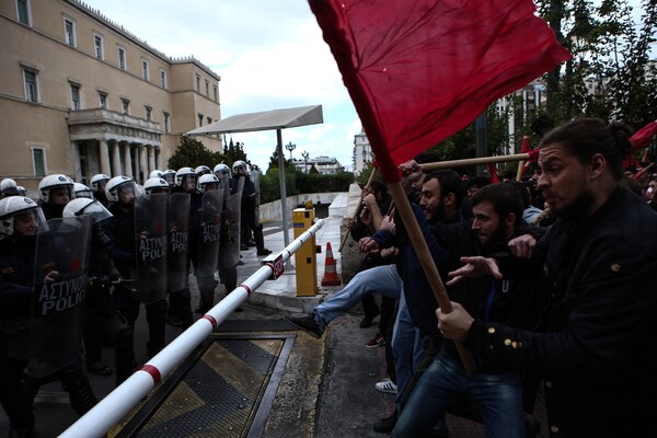 Ένταση και χημικά στην πορεία φοιτητών στο κέντρο της Αθήνας