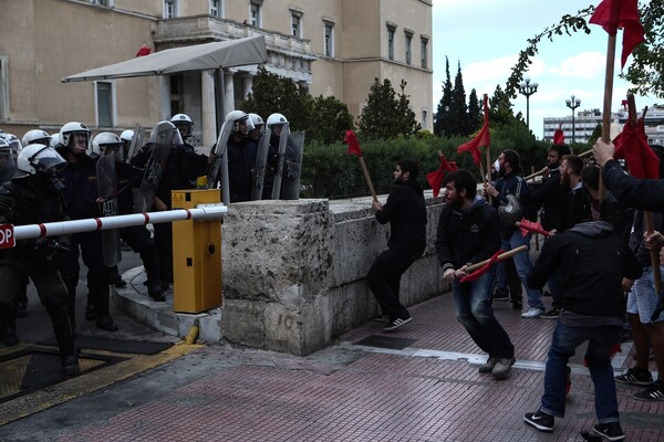 Ένταση και χημικά στην πορεία φοιτητών στο κέντρο της Αθήνας