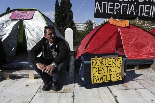 Οι συγκινητικές ιστορίες πίσω από τους πρόσφυγες που κατασκήνωσαν στην πλατεία Συντάγματος