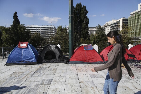 Οι συγκινητικές ιστορίες πίσω από τους πρόσφυγες που κατασκήνωσαν στην πλατεία Συντάγματος