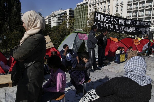 Οι συγκινητικές ιστορίες πίσω από τους πρόσφυγες που κατασκήνωσαν στην πλατεία Συντάγματος