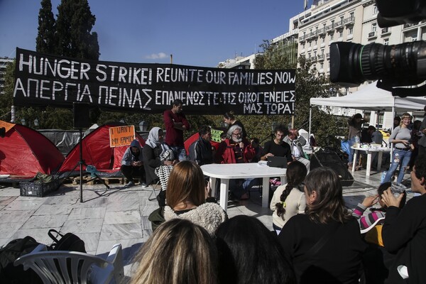 Οι συγκινητικές ιστορίες πίσω από τους πρόσφυγες που κατασκήνωσαν στην πλατεία Συντάγματος