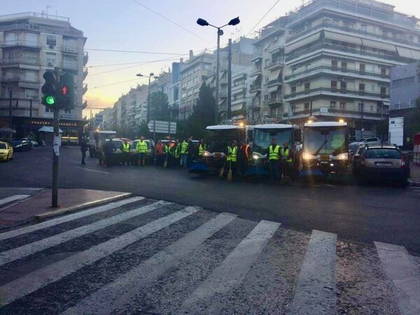 Συνεργεία του Δήμου Αθηναίων καθάρισαν τους κεντρικούς δρόμους στο Παγκράτι