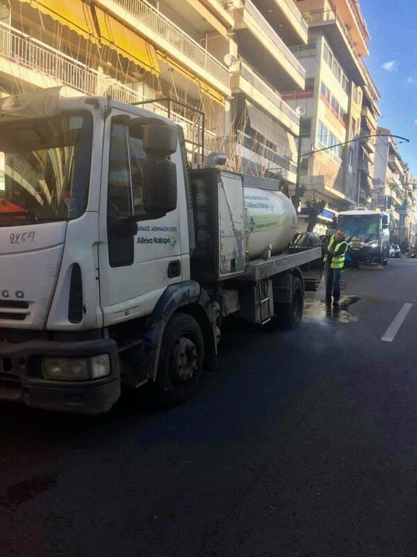 Συνεργεία του Δήμου Αθηναίων καθάρισαν τους κεντρικούς δρόμους στο Παγκράτι