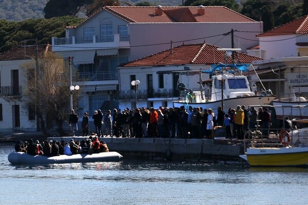 Λέσβος: Επιτέθηκαν σε μέλη ΜΚΟ- Στο λιμάνι μεταφέρονται οι πρόσφυγες και μετανάστες