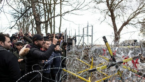 «Οι τουρκικές Αρχές μας έφεραν στα ελληνικά σύνορα»: Το οδοιπορικό του BBC στον Έβρο