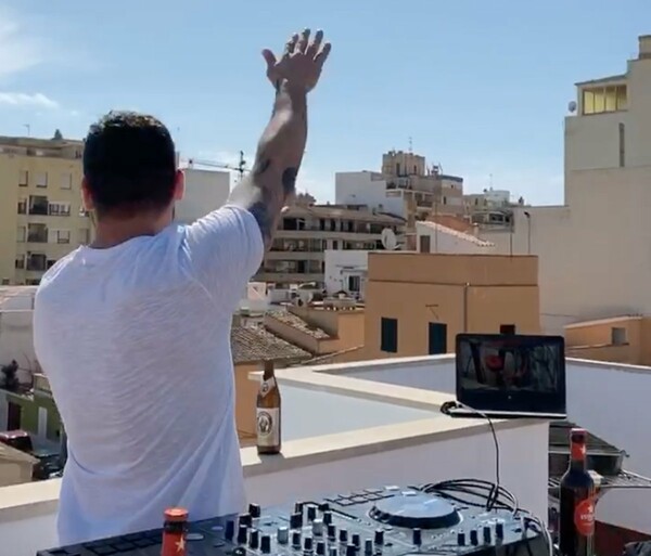 Balcony party στην Κατερίνη με 51 DJs , αλλά στην Κοζάνη οι γείτονες έστειλαν την αστυνομία σε DJ που έπαιζε μουσική