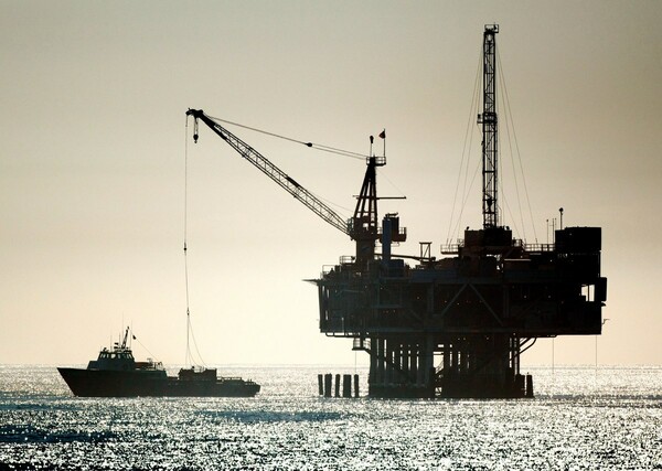 Σε ιστορικό χαμηλό 18 ετών το πετρέλαιο - Πτωτικά κινούνται τα ευρωπαϊκά χρηματιστήρια