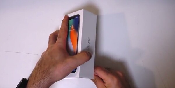 Ο Μάριος κάνει unbox το ολοκαίνουργιο iPhone X. Ενθουσιάζεται ή απογοητεύεται;