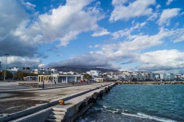 Ανταπόκριση από την Κρήτη, που περιμένει να κάνει το πρώτο της μπάνιο