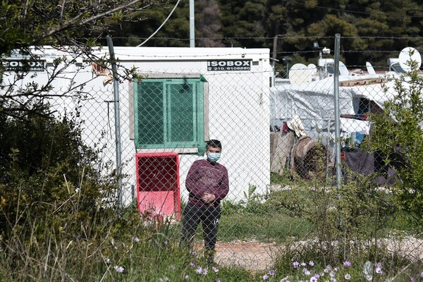 Κορωνοϊός: 28 κρούσματα σε δύο δομές μεταναστών, ανακοίνωσε ο Μηταράκης