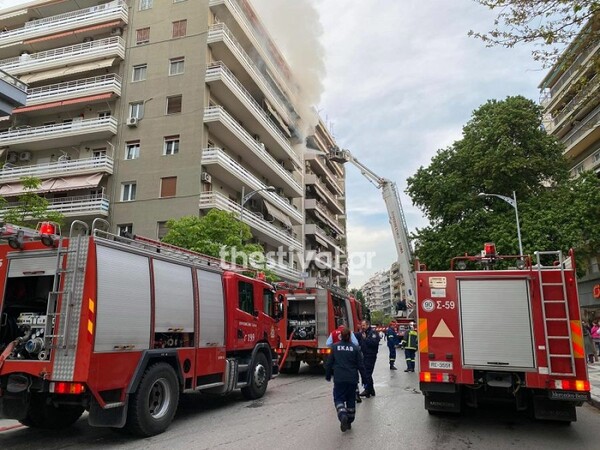 Φωτιά σε διαμέρισμα στη Θεσσαλονίκη: Ένας νεκρός και μία γυναίκα με εγκαύματα στο νοσοκομείο