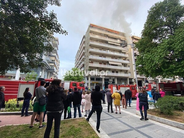 Φωτιά σε διαμέρισμα στη Θεσσαλονίκη: Ένας νεκρός και μία γυναίκα με εγκαύματα στο νοσοκομείο