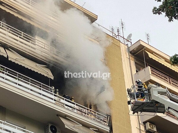 Φωτιά σε διαμέρισμα στη Θεσσαλονίκη: Ένας νεκρός και μία γυναίκα με εγκαύματα στο νοσοκομείο