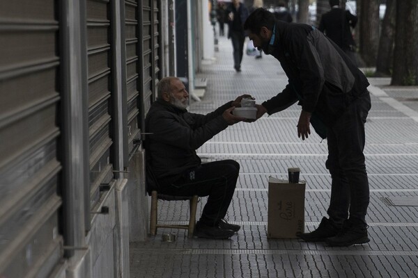 Ένα μαγερειό ανθρωπιάς στη Θεσσαλονίκη: Κλειστό για πελάτες, μαγειρεύει για άστεγους και ευάλωτους