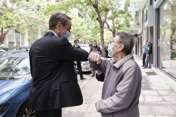 Επίσκεψη Μητσοτάκη στο Παγκράτι: «Τα καταφέραμε καλά αλλά έχουμε δύσκολα μπροστά μας»