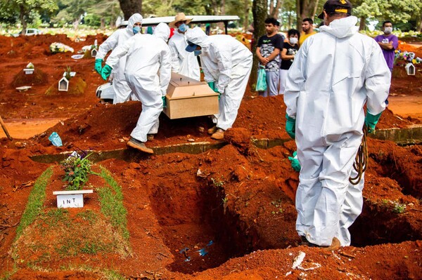 Βραζιλία: Ρεκόρ ημερήσιων θανάτων από κορωνοϊό αλλά ο Μπολσονάρου εναντιώνεται στα μέτρα