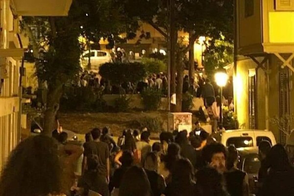 Θεσσαλονίκη: Ένταση κατά την εκκένωση πλατείας από δυνάμεις των ΜΑΤ