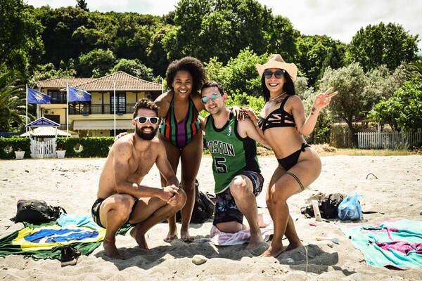 «Να ξεφύγουμε λίγο απ’την κλεισούρα»: Οι νέοι στις παραλίες ετοιμάζονται για ένα διαφορετικό καλοκαίρι