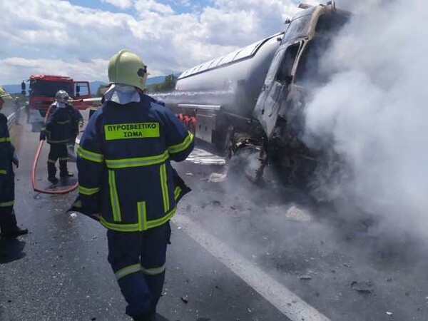 Φωτιά σε βυτιοφόρο στην Αθηνών - Θεσσαλονίκης: Νεκρός ο οδηγός