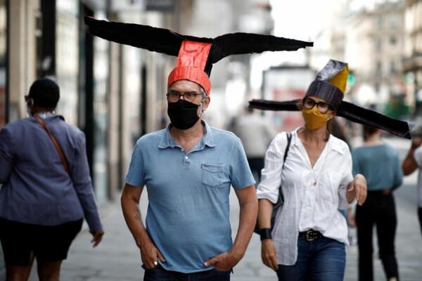 Παρίσι: Η γκαλερί που κρατά τις αποστάσεις με αλλόκοτα καπέλα - Εμπνευσμένα από την Κίνα