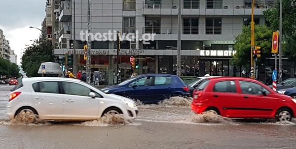 Θεσσαλονίκη: Πλημμύρισαν δρόμοι και υπόγεια από την καταρρακτώδη βροχή