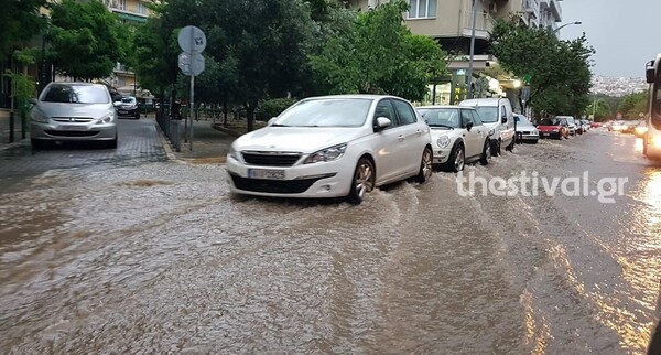 Θεσσαλονίκη: Πλημμύρισαν δρόμοι και υπόγεια από την καταρρακτώδη βροχή