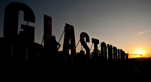 Δέκα φωτογραφίες από το Glastonbury 2011